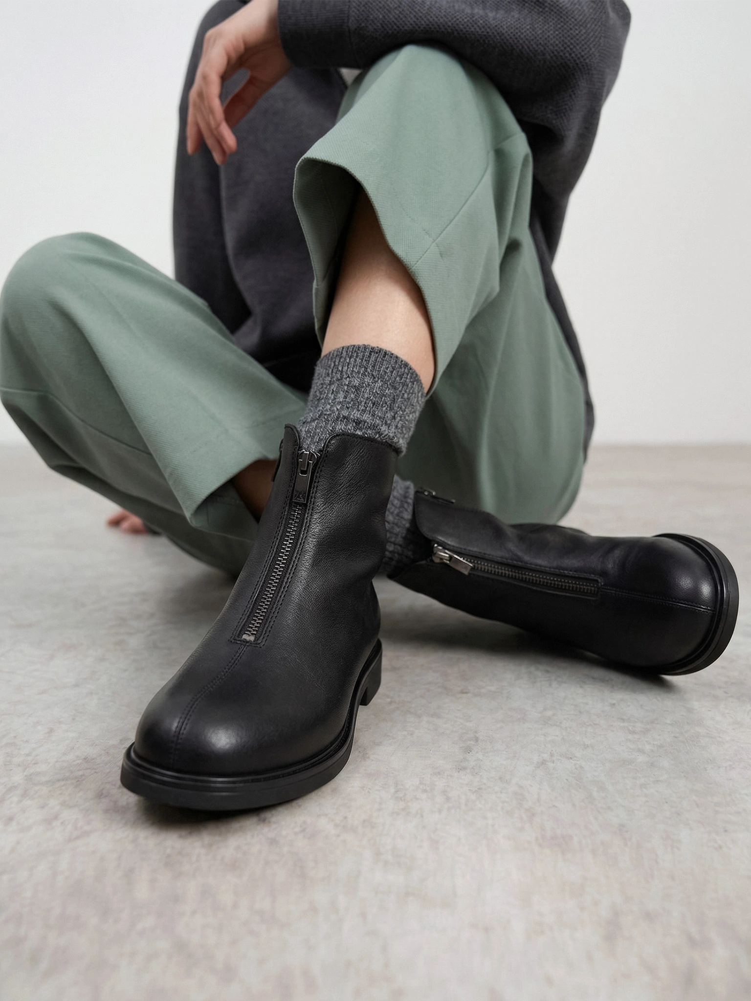 Ботинки черного цвета с декоративным замком